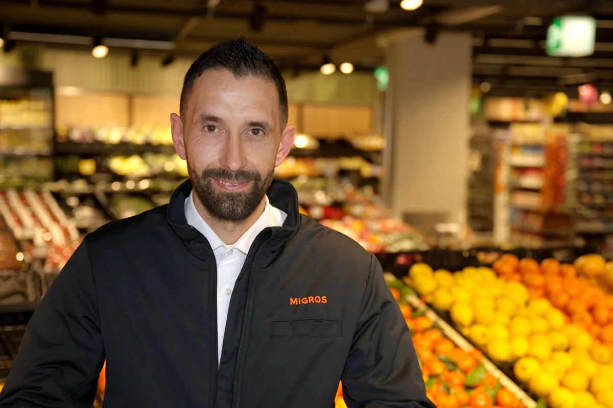 Ein Mann blickt in die Kamera.